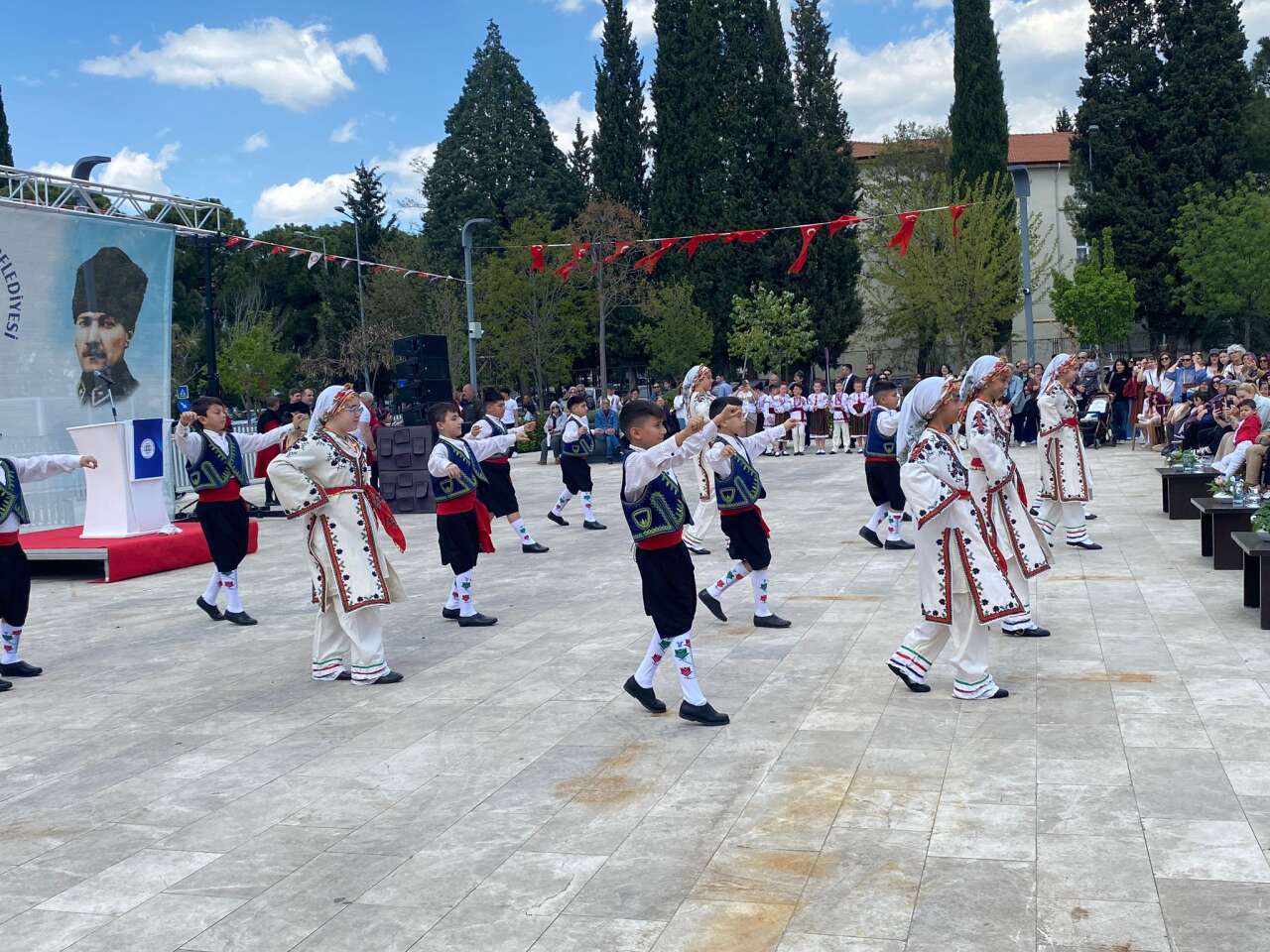 Menteşe’de Uluslararası Buluşma: 6 Ülkeden 260 Çocuk Aynı Sahneyi Paylaştı 2